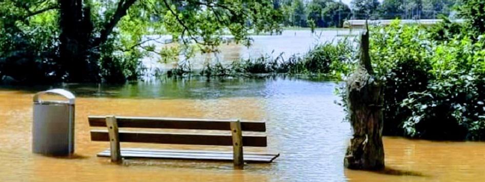 Bankje onder water in Limburg