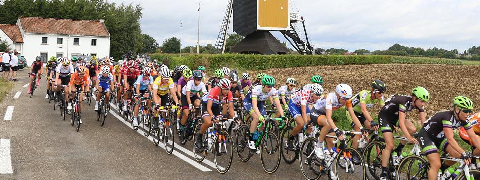 Peloton op weg in de Ladies Tour