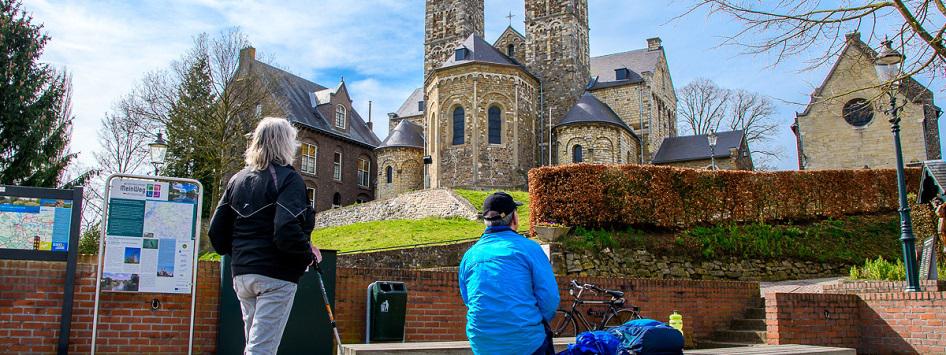 Wandelaars rusten uit bij de basiliek in St. Odiliënberg