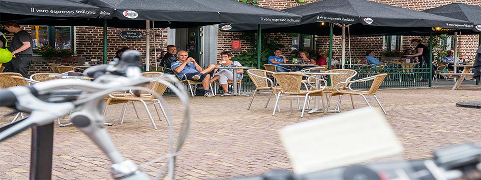Fietsers op het terras