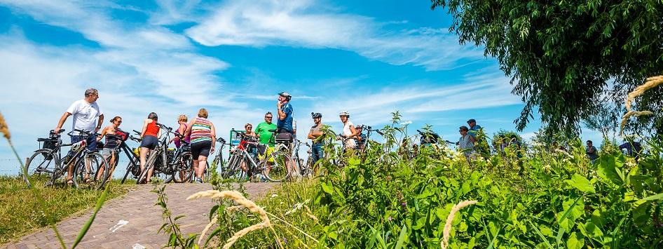 Fietsers wachtend op de veerpont Neer - Rijkel