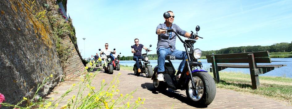 Op de e-chopper langs de Maas