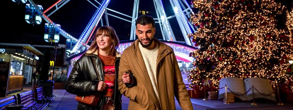 Vrouw en man lopen gearmd door het Designer Outlet Roermond, een van de mooiste plekken om samen kerst in Limburg te vieren