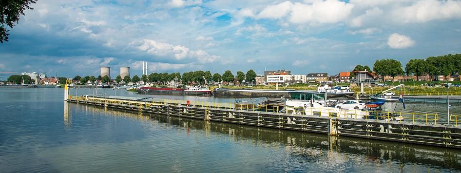 Uitzicht op de binnenhaven van Maasbracht met op de achtergrond de waterkrachtcentrale