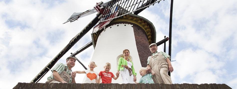 Vrouw en kinderen poseren samen met de molenaars voor de Sint Annamolen in Keent, een van de molens in het Weerterland