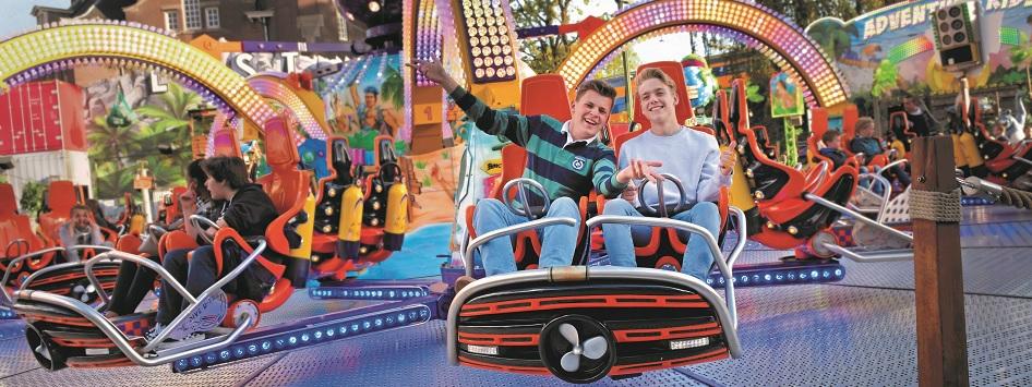 Sport en vermaak in de gemeente Weert: 2 jongens in een kermisattractie in Weert