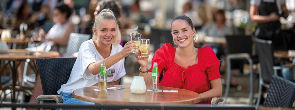 Vourwen proosten op het terras in Weert nadat ze gebruik hebben gemaakt van de voordeelactie voor Museumkaarthouders