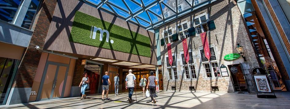 Winkelende mensen in de Muntpassage in Weert