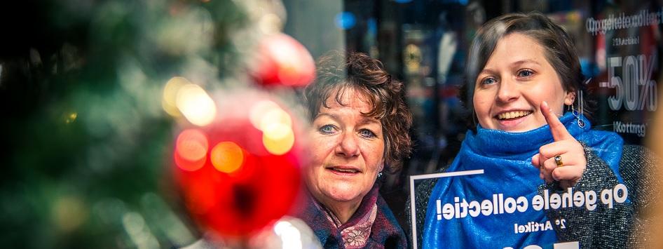 Twee vrouwen zijn aan het windowshoppen in het centrum van Roermond