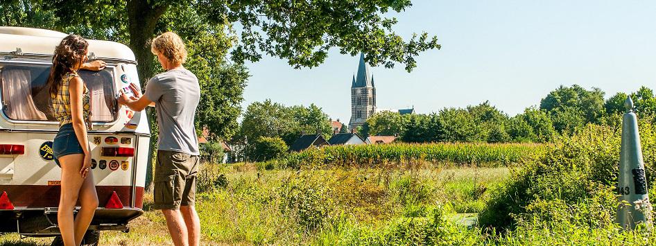 Stelletje bij caravan tijdens de zomer in Limburg