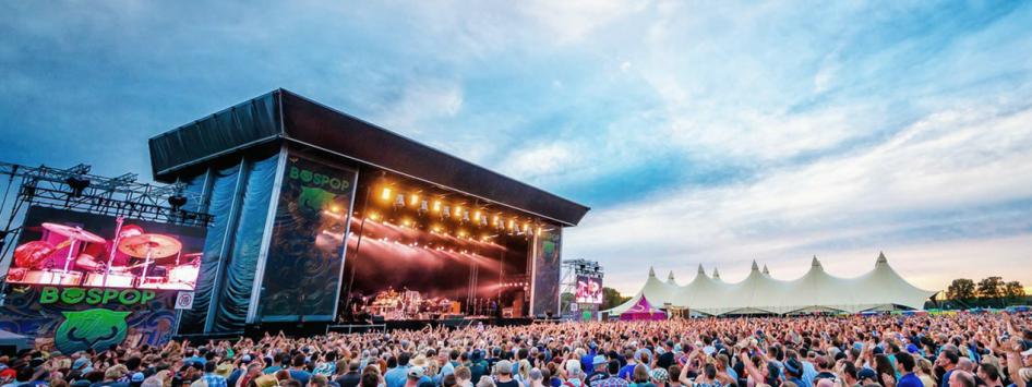 Het podium met publiek tijdens Bospop Festival in Weert