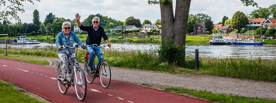 Ein Paar radelt entlang der Maas