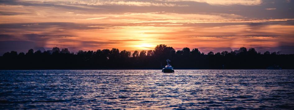 boot op de maasplassen met zonsondergang