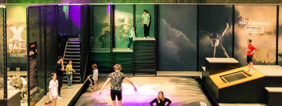 Trampolinepark Xbaze Reuver kinderen spelen binnen