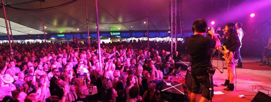 Performance in the tent at Moulin Blues in Ospel