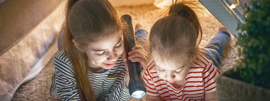 Kinderen liggend op bank thuisuitje Limburg