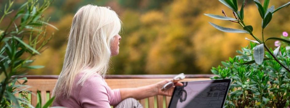 Vrouw kijkt op tablet