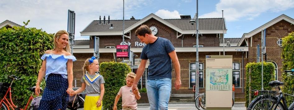 Roermond train station family of a father, mother and children