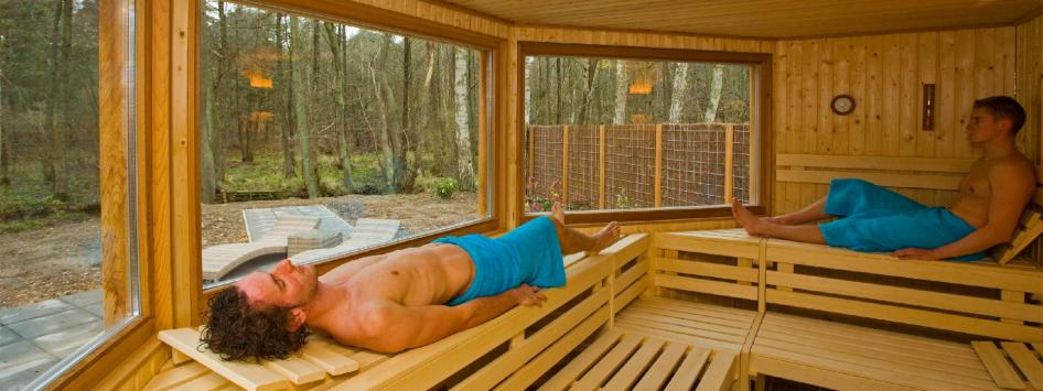 Twee mannen in de sauna