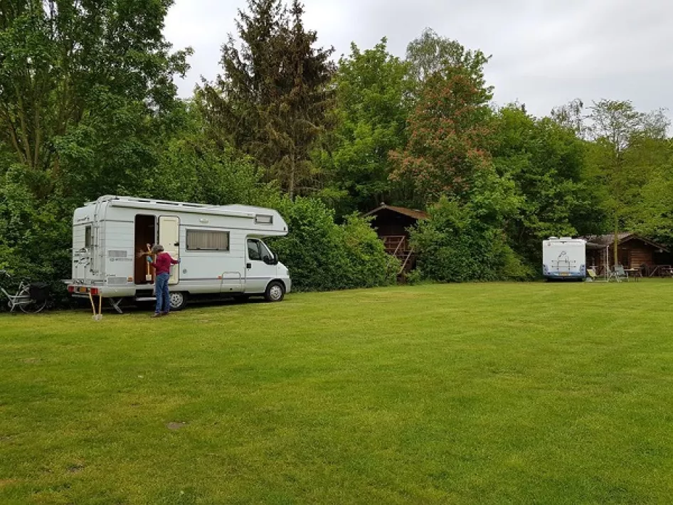 Een camper staat op de camperstandplaats van camping In 't Niet
