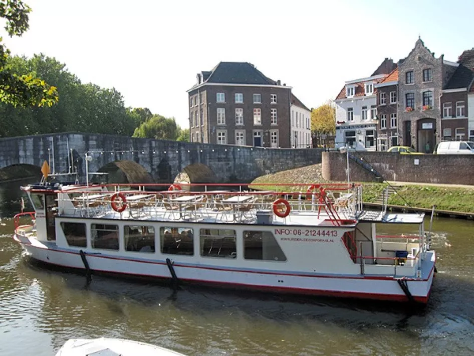 De rondvaartboot van Rederij de Corporaal