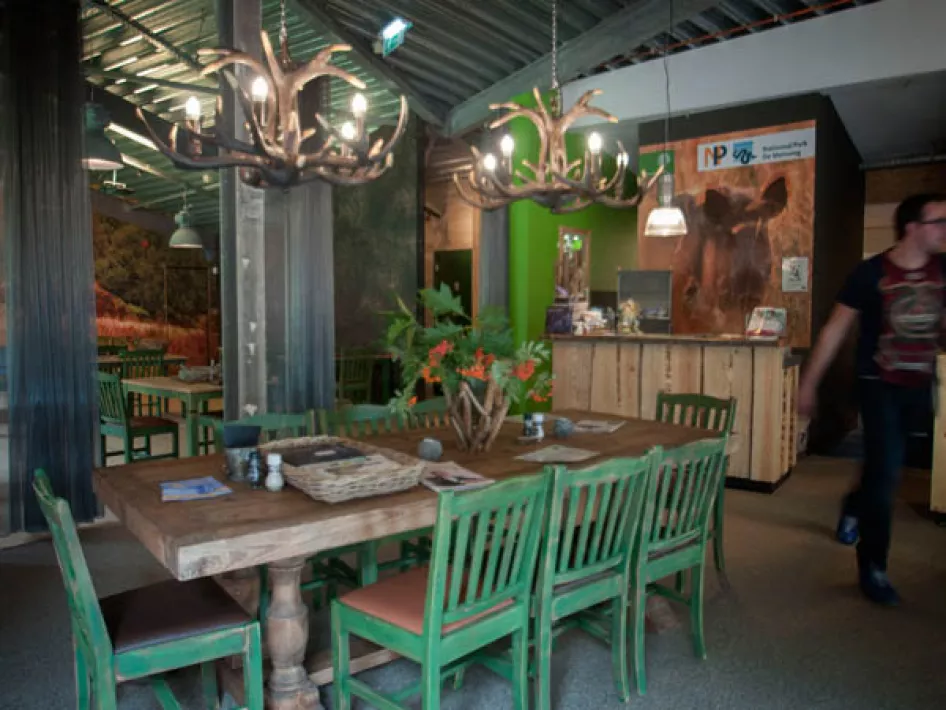 De eettafels en het interieur van Brasserie de Boshut