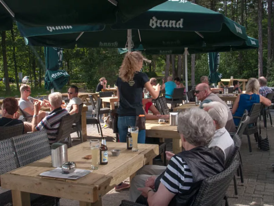 Een vol terras bij Brasserie de Boshut