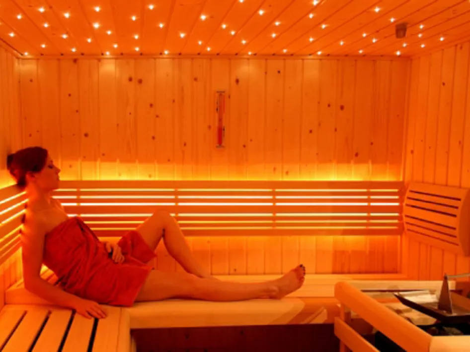 Vrouw relaxed in de sauna van Top Alivio