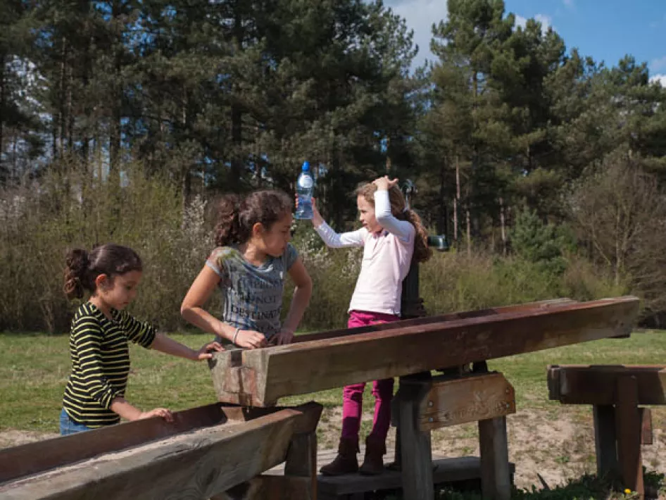 Kinderen spelen in de speeltuin van Brasserie de Boshut