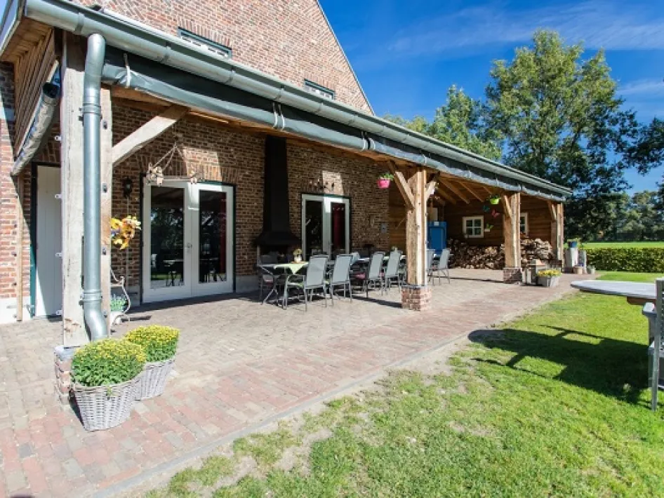 Het terras met overkapping van Spraelandhof