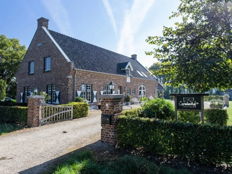 De gerenoveerde boerderij van Spraelandhof, nu dienend als B&B en groepsaccommodatie
