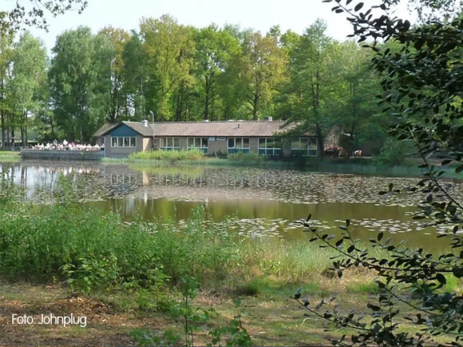 See mit einem Haus im Hintergrund