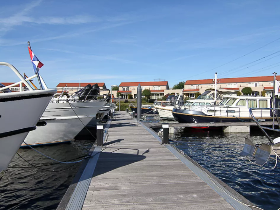 Grenshoppen op de Maas – Varen Tussen Nederland & België haven Boschmolenplas