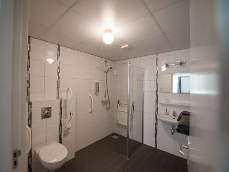 Frontansicht der Unterkunft in der Limburger Landschaft mit Schild und grüner Umgebung.