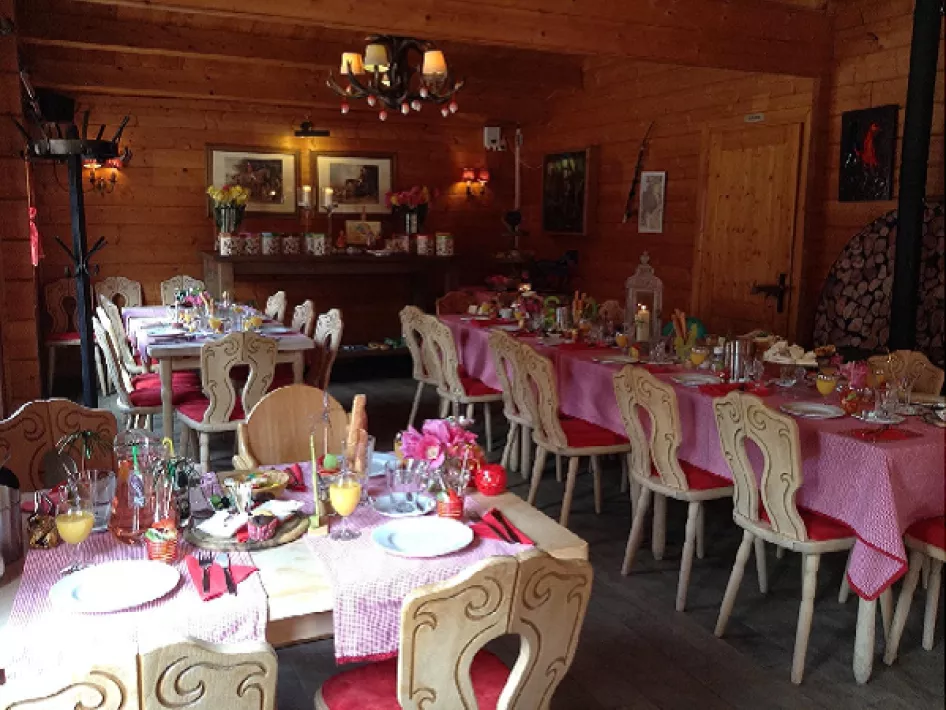 Gedekte tafels in het caférestaurant