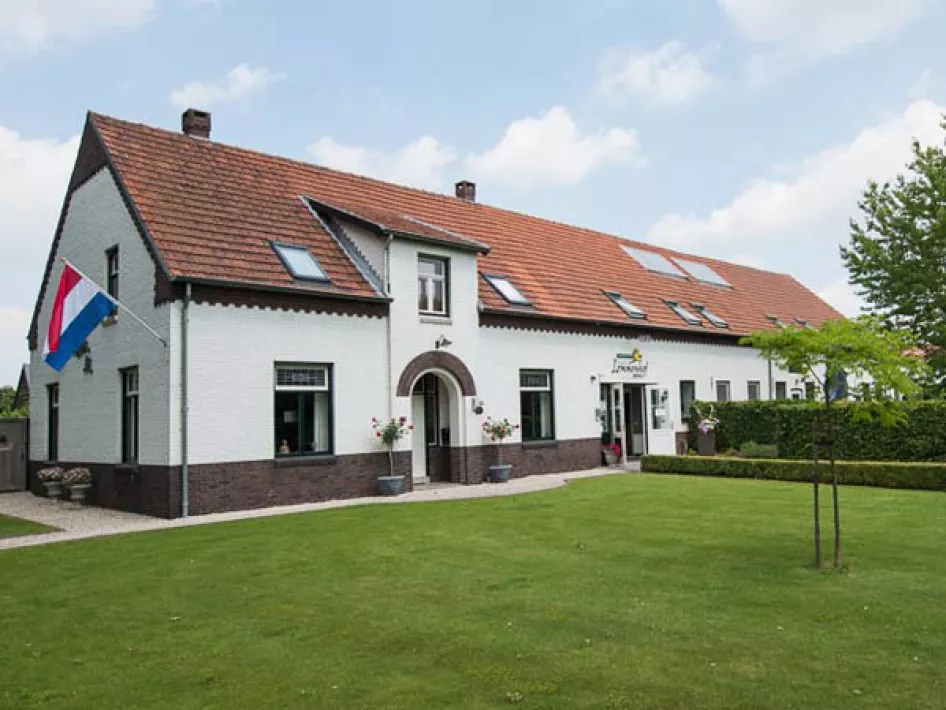 Geräumiges und angepasstes Badezimmer mit begehbarer Dusche, Sprossenwand und Sitz für zusätzlichen Komfort.