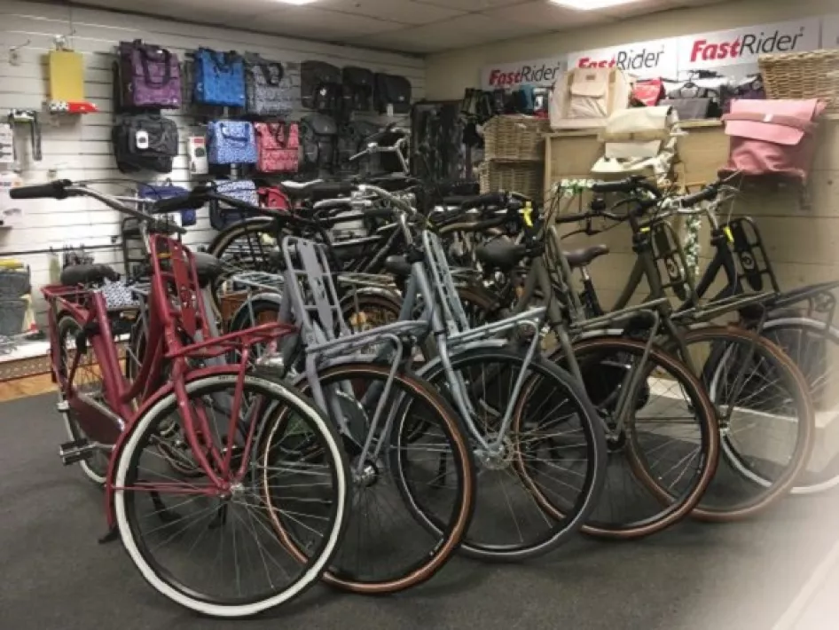 Huurfietsen staan op een rijtje uitgestald bij Tweewielerservice Jack Teuwen