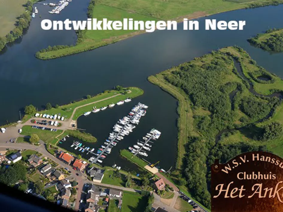 Luftaufnahme des Jachthafens Hanssum in Neer mit Booten, Wohnmobilstellplätzen und umliegender Landschaft, mit dem Text 'Developments in Neer'.