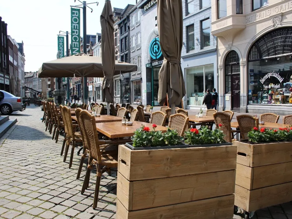 Terras aan de straat