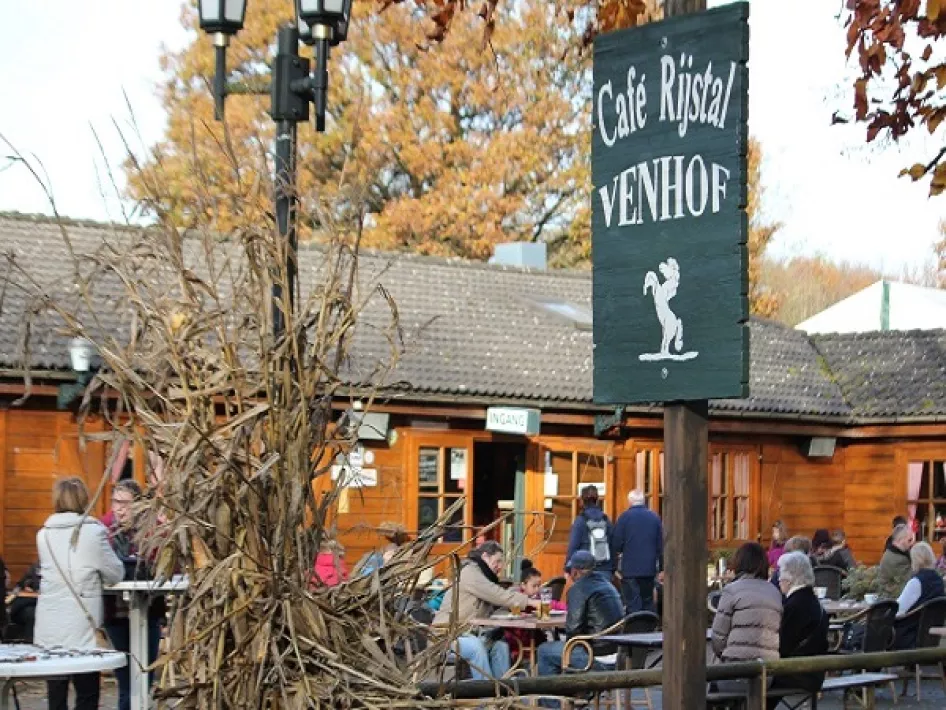 Mensen zitten op het terras van Café-restaurant Rijstal Venhof