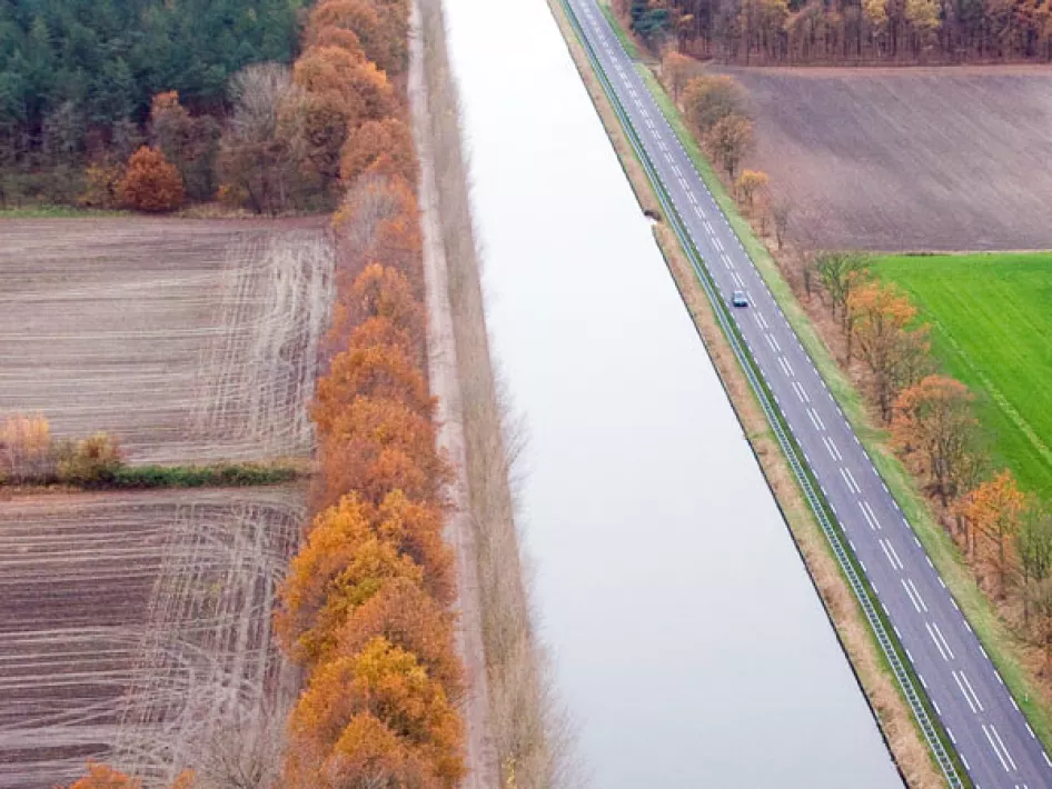 Zuid-Willemsvaart omringd door herfstkleuren