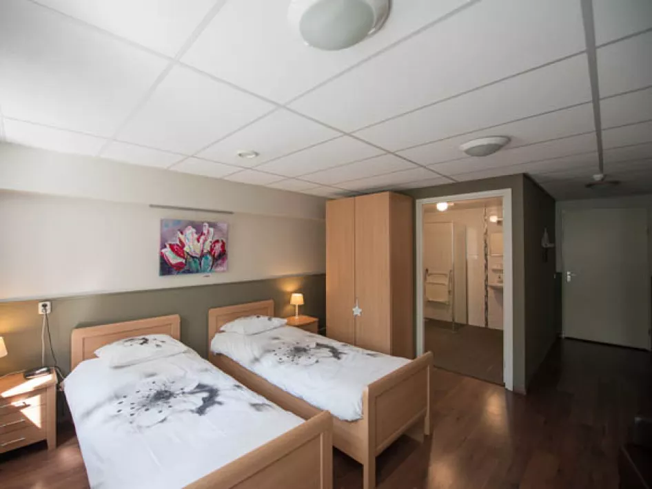 Gemütliches Wohnzimmer mit Sitzecke, Essbereich und Gartenblick durch große Schiebetüren.