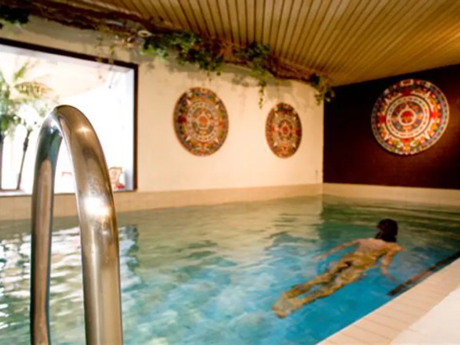 Vrouw zwemt in het zwembad bij Top Alivio