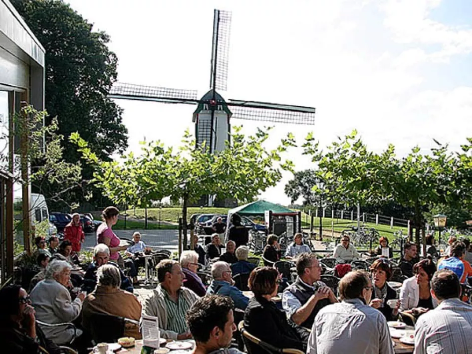 Mensen genieten op het terras