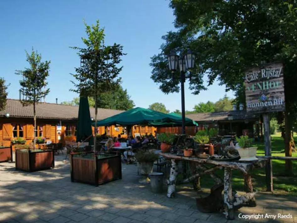Het terras in de zon bij Rijstal Venhof