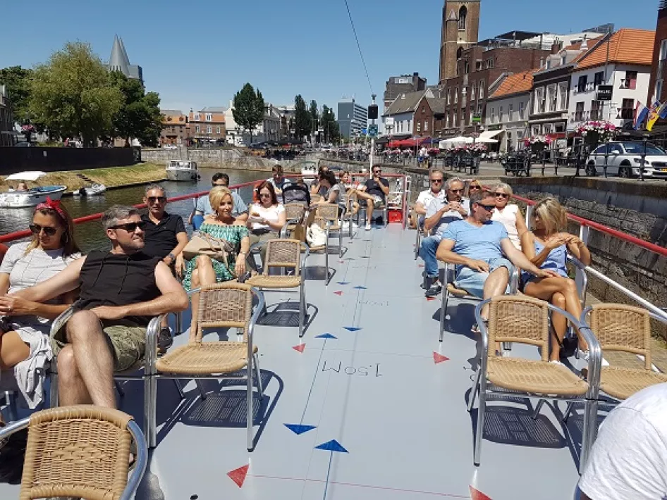 Mensen genieten van de zon op het buitendek