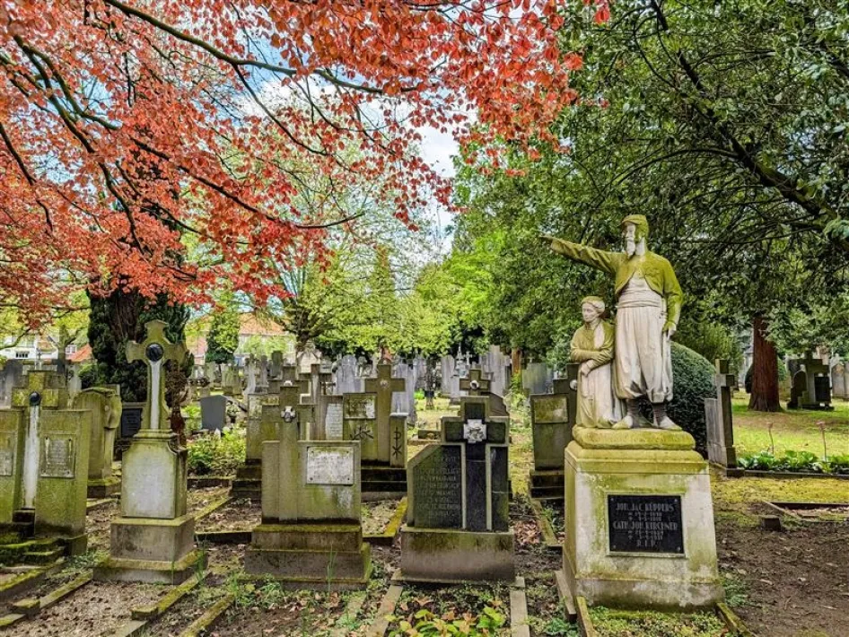 Beeldrijke grafmonumenten en herfstkleuren tijdens de rondleiding ’t Oude Kerkhof in Roermond, een plek vol geschiedenis en verhalen.