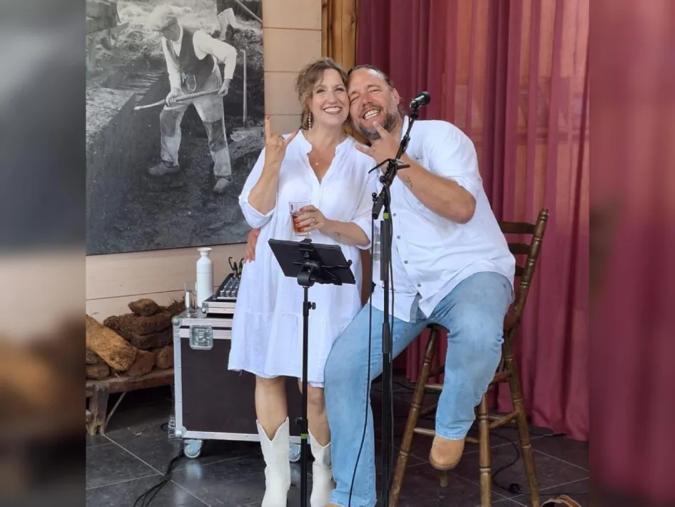 Peelpodium: PEVE & Myra staan op het podium, en poseren en lachen naar de camera