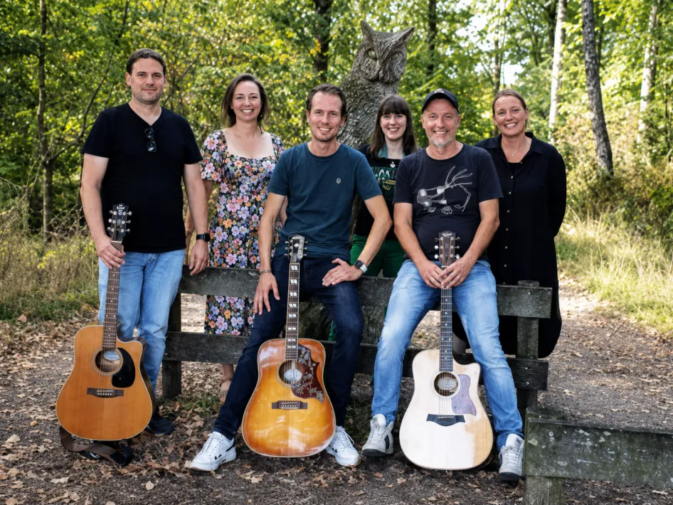 Peelpodium: Groepsfoto van de formatie SingerSong