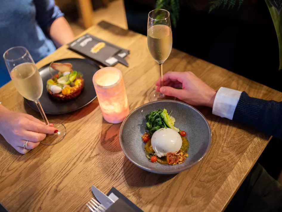 Couple enjoy a small dish before going to see a filmen klein gerechtje bij de Gotcha!